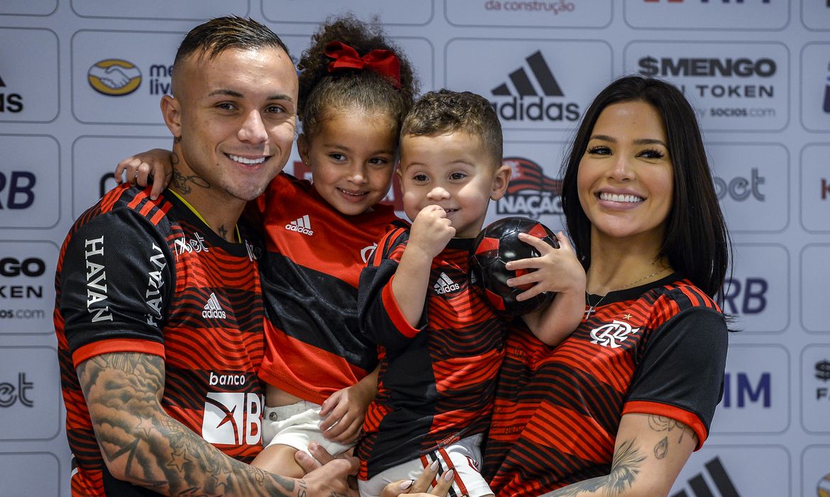 O casamento da influenciadora Isa Ranieri com o atacante do Flamengo, Éverton Cebolinha, chegou oficialmente ao fim nesta segunda-feira (1º).