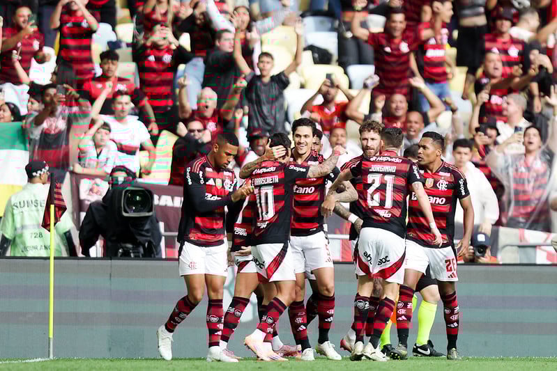 Flamengo vence Palmeiras por 3 a 2 em jogo emocionante e empata na pontuação do líder do Campeonato Brasileiro. A disputa pelo título se intensifica.