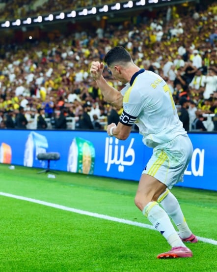 Cristiano Ronaldo fatura até R$ 3 milhões por post no Instagram e supera R$ 200 milhões anuais com publicidade digital. Veja como o craque faz isso.