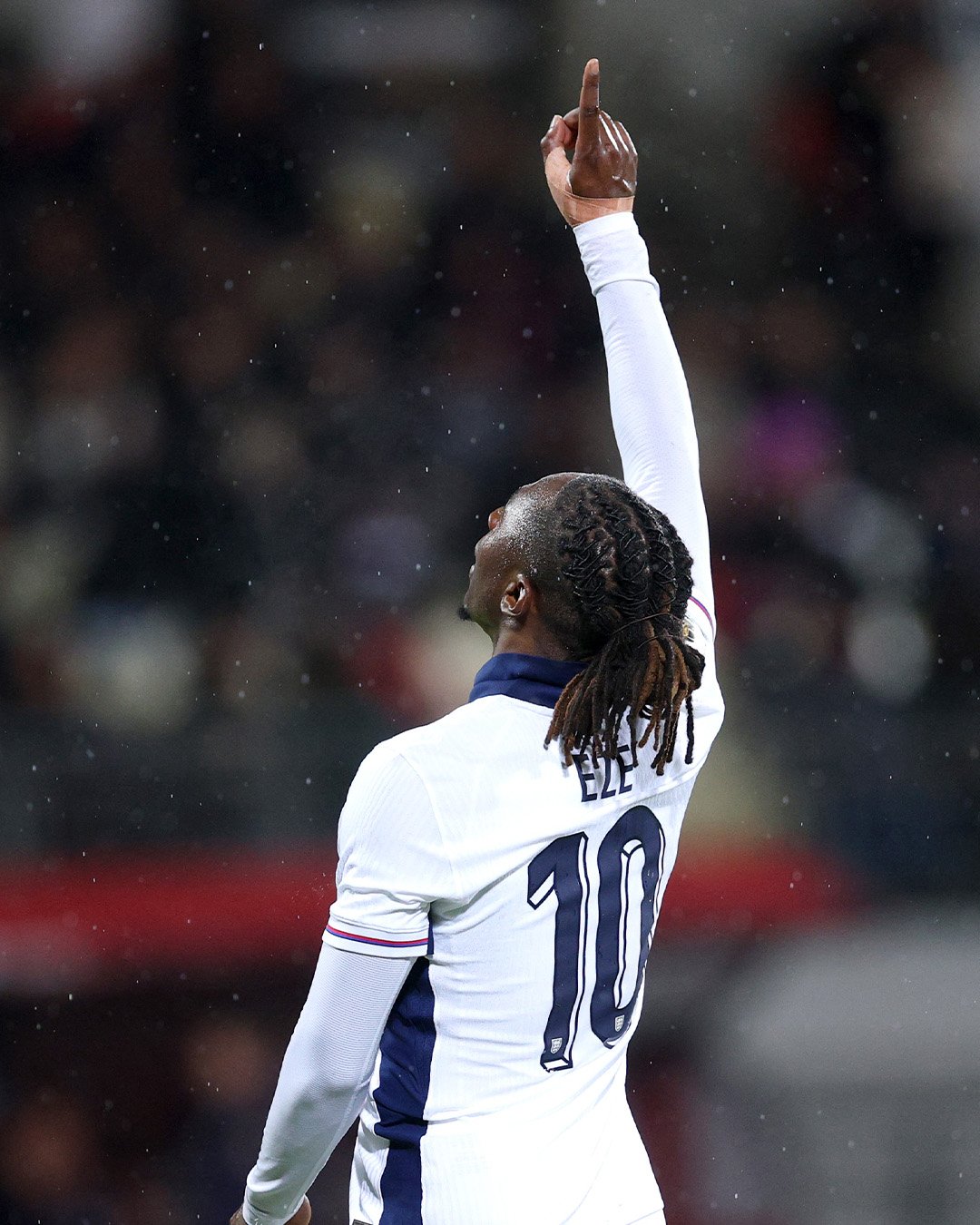 Inglaterra goleia a Letônia e se classifica para a Copa do Mundo de 2026, sendo a primeira seleção europeia a garantir vaga na competição.