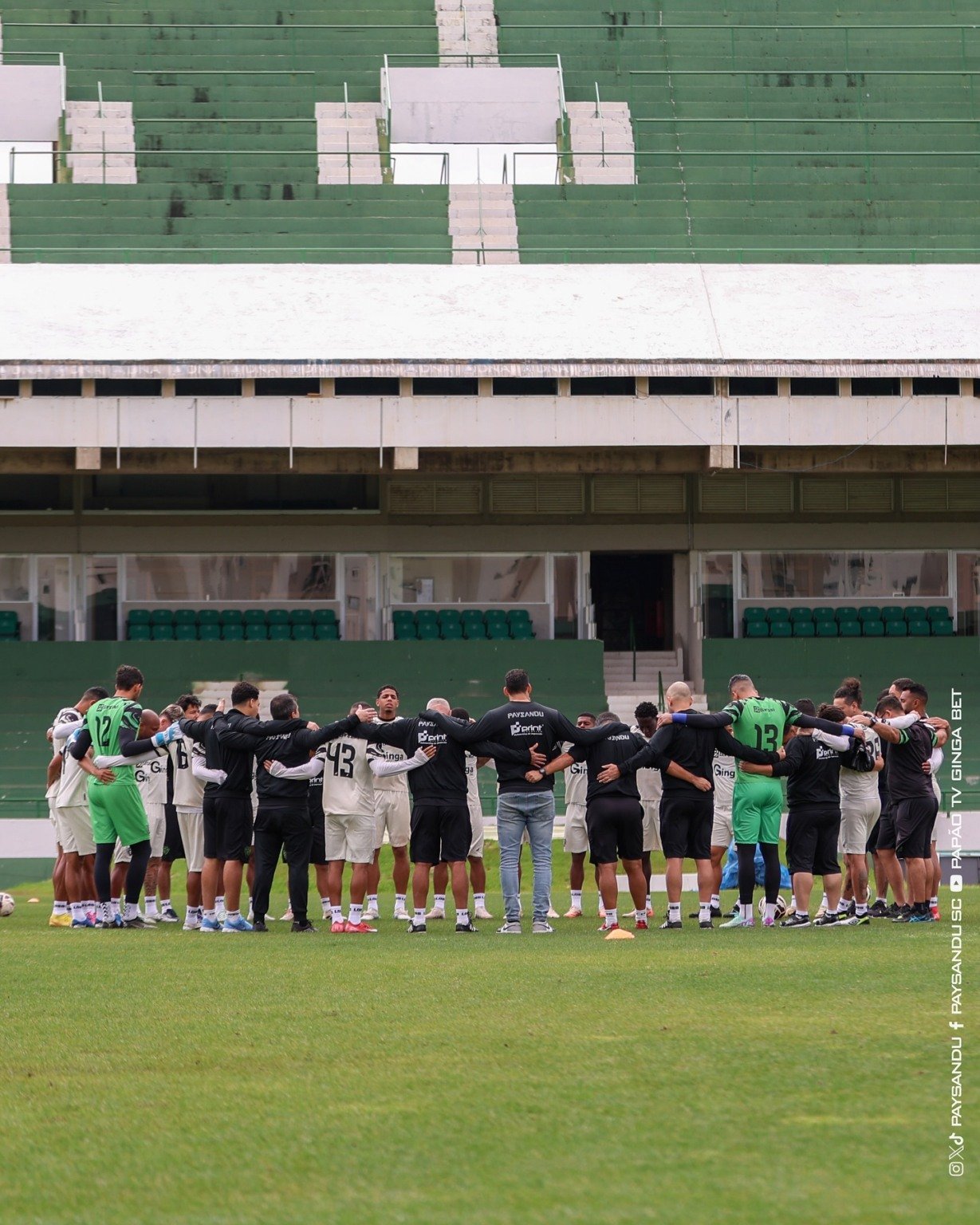 Mergulhado em dívidas e ameaçado de rebaixamento para a Série C, o Paysandu caminha para um fim de ano melancólico. Mergulhado em dívidas e ameaçado de rebaixamento para a Série C, o Paysandu caminha para um fim de ano melancólico.