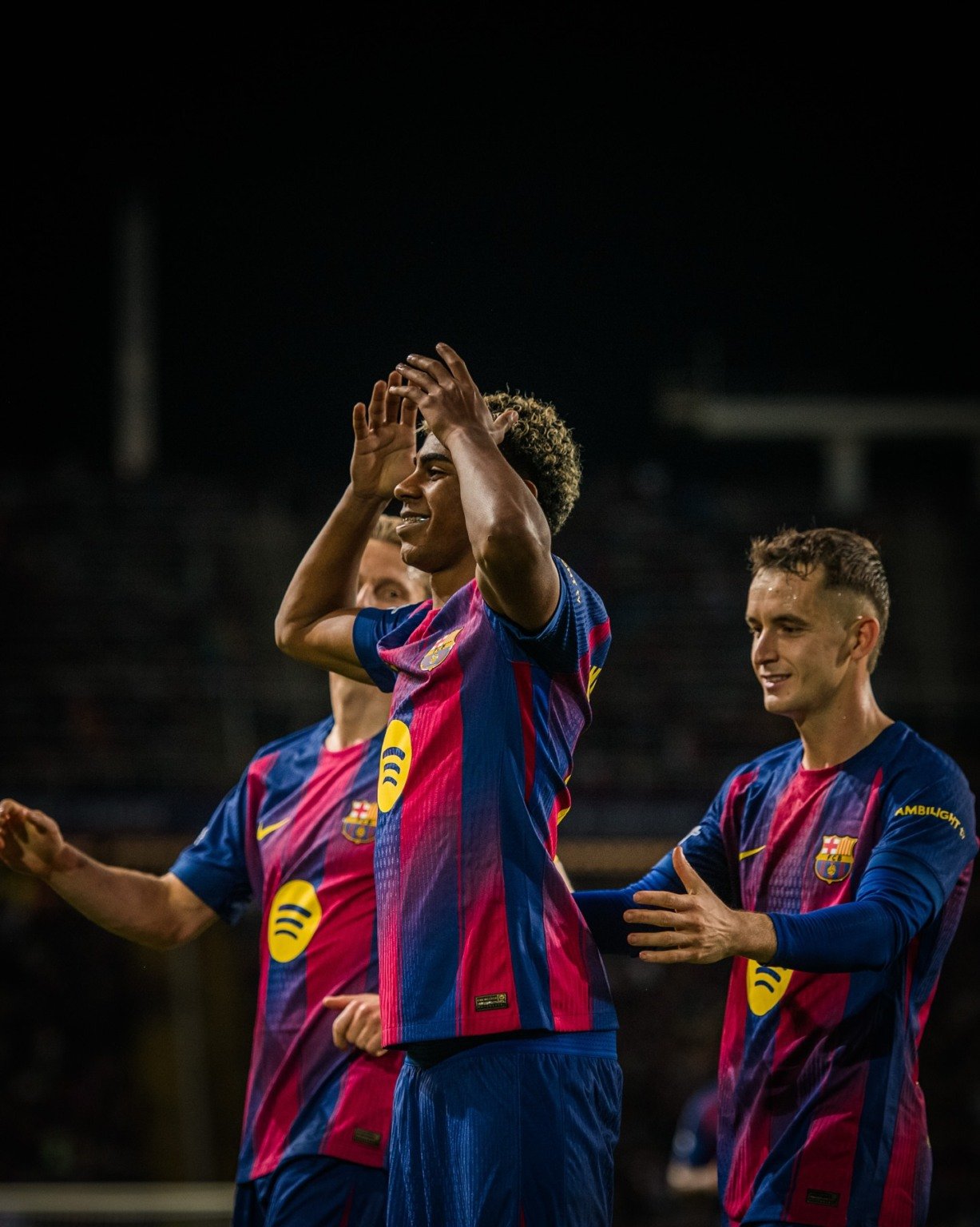 A terceira rodada da Champions League começou nesta terça-feira (21/10) e trouxe um espetáculo de goleadas que encantou os torcedores. O Barcelona, PSV, PSG, Inter de Milão e Arsenal se destacaram ao vencer seus jogos por quatro gols ou mais de diferença, demonstrando um futebol ofensivo e eficaz. No Estádio Olímpico Lluís Companys, em Barcelona, o time catalão atropelou o Olympiacos com um impressionante 6 a 1, com Fermín López marcando três gols, enquanto Marcus Rashford e Lamine Yamal, de pênalti, também contribuíram para a vitória.Esses resultados não apenas garantiram a liderança dos clubes em seus grupos, mas também mostraram a força das equipes na competição. O Barcelona, que já havia se destacado nas edições anteriores, reafirmou sua posição como um dos favoritos ao título. A goleada sobre o Olympiacos foi um reflexo do domínio do time, que se mostrou superior em todos os aspectos do jogo. A vitória foi ainda mais significativa, pois o Barcelona conseguiu manter a posse de bola e criar diversas oportunidades de gol, evidenciando a qualidade de seu elenco.Resultados impactantes na champions leagueAlém do Barcelona, o PSG também teve uma noite memorável ao vencer o Bayer Leverkusen por 7 a 2 na Alemanha. O time francês, conhecido por seu ataque poderoso, demonstrou uma eficiência impressionante, convertendo apenas sete finalizações em sete gols. Essa vitória não apenas consolidou a liderança do PSG em seu grupo, mas também destacou a capacidade do time de se impor fora de casa, um fator crucial em competições de alto nível como a Champions League.O Arsenal, por sua vez, também brilhou ao derrotar o Atlético de Madrid por 4 a 0 em Londres. Os brasileiros Gabriel Martinelli e Gabriel Magalhães abriram o placar, seguidos por dois gols de Viktor Gyökeres, que selaram a vitória dos Gunners. Essa performance reafirma a força do Arsenal na competição e a importância de seus jogadores brasileiros, que têm se mostrado decisivos em momentos cruciais.Inter de milão e psv também se destacamA Inter de Milão não ficou atrás e venceu o Union Saint-Gilloise por 4 a 0, mantendo 100% de aproveitamento na competição. A equipe italiana tem se mostrado sólida defensivamente e eficiente no ataque, características que a colocam como uma das favoritas para avançar às fases finais da Champions League. A vitória sobre o time belga foi um reflexo do bom trabalho do técnico e da qualidade do elenco, que tem se destacado em competições nacionais e internacionais.O PSV, por sua vez, conseguiu sua primeira vitória na atual edição da Champions League ao aplicar uma goleada de 6 a 2 no Napoli. O triunfo no Philips Stadion foi crucial para o time holandês, que busca se recuperar após um início difícil na competição. A vitória não apenas trouxe confiança à equipe, mas também a colocou de volta na disputa por uma vaga na próxima fase.Resultados da terça-feira na champions leagueOs resultados da rodada foram os seguintes:Barcelona 6 x 1 OlympiacosKairat 0 x 0 PafosNewcastle 3 x 0 BenficaPSV 6 x 2 NapoliBayer Leverkusen 2 x 7 PSGUnion Saint-Gilloise 0 x 4 Inter de MilãoCopenhague 2 x 4 Borussia DortmundVillarreal 0 x 2 Manchester CityArsenal 4 x 0 Atlético de MadridEsses resultados não apenas impactam a tabela de classificação, mas também trazem um novo ânimo para as equipes que buscam a glória na Champions League. Com performances tão contundentes, os torcedores podem esperar mais emoção nas próximas rodadas, à medida que as equipes se preparam para os desafios que estão por vir.ConclusãoAs goleadas desta terça-feira na Champions League demonstraram a força e a qualidade das equipes que buscam o título. Com atuações destacadas de jogadores-chave e um futebol ofensivo, Barcelona, PSG, Arsenal, Inter de Milão e PSV mostraram que estão prontos para brigar pelo troféu mais cobiçado da Europa. A competição promete ser emocionante, e os torcedores certamente estarão ansiosos pelas próximas partidas.Fontes:Metrópoles A terceira rodada da Champions League começou nesta terça-feira (21/10) e trouxe um espetáculo de goleadas que encantou os torcedores. O Barcelona, PSV, PSG, Inter de Milão e Arsenal se destacaram ao vencer seus jogos por quatro gols ou mais de diferença, demonstrando um futebol ofensivo e eficaz. No Estádio Olímpico Lluís Companys, em Barcelona, o time catalão atropelou o Olympiacos com um impressionante 6 a 1, com Fermín López marcando três gols, enquanto Marcus Rashford e Lamine Yamal, de pênalti, também contribuíram para a vitória.Esses resultados não apenas garantiram a liderança dos clubes em seus grupos, mas também mostraram a força das equipes na competição. O Barcelona, que já havia se destacado nas edições anteriores, reafirmou sua posição como um dos favoritos ao título. A goleada sobre o Olympiacos foi um reflexo do domínio do time, que se mostrou superior em todos os aspectos do jogo. A vitória foi ainda mais significativa, pois o Barcelona conseguiu manter a posse de bola e criar diversas oportunidades de gol, evidenciando a qualidade de seu elenco.Resultados impactantes na champions leagueAlém do Barcelona, o PSG também teve uma noite memorável ao vencer o Bayer Leverkusen por 7 a 2 na Alemanha. O time francês, conhecido por seu ataque poderoso, demonstrou uma eficiência impressionante, convertendo apenas sete finalizações em sete gols. Essa vitória não apenas consolidou a liderança do PSG em seu grupo, mas também destacou a capacidade do time de se impor fora de casa, um fator crucial em competições de alto nível como a Champions League.O Arsenal, por sua vez, também brilhou ao derrotar o Atlético de Madrid por 4 a 0 em Londres. Os brasileiros Gabriel Martinelli e Gabriel Magalhães abriram o placar, seguidos por dois gols de Viktor Gyökeres, que selaram a vitória dos Gunners. Essa performance reafirma a força do Arsenal na competição e a importância de seus jogadores brasileiros, que têm se mostrado decisivos em momentos cruciais.Inter de milão e psv também se destacamA Inter de Milão não ficou atrás e venceu o Union Saint-Gilloise por 4 a 0, mantendo 100% de aproveitamento na competição. A equipe italiana tem se mostrado sólida defensivamente e eficiente no ataque, características que a colocam como uma das favoritas para avançar às fases finais da Champions League. A vitória sobre o time belga foi um reflexo do bom trabalho do técnico e da qualidade do elenco, que tem se destacado em competições nacionais e internacionais.O PSV, por sua vez, conseguiu sua primeira vitória na atual edição da Champions League ao aplicar uma goleada de 6 a 2 no Napoli. O triunfo no Philips Stadion foi crucial para o time holandês, que busca se recuperar após um início difícil na competição. A vitória não apenas trouxe confiança à equipe, mas também a colocou de volta na disputa por uma vaga na próxima fase.Resultados da terça-feira na champions leagueOs resultados da rodada foram os seguintes:Barcelona 6 x 1 OlympiacosKairat 0 x 0 PafosNewcastle 3 x 0 BenficaPSV 6 x 2 NapoliBayer Leverkusen 2 x 7 PSGUnion Saint-Gilloise 0 x 4 Inter de MilãoCopenhague 2 x 4 Borussia DortmundVillarreal 0 x 2 Manchester CityArsenal 4 x 0 Atlético de MadridEsses resultados não apenas impactam a tabela de classificação, mas também trazem um novo ânimo para as equipes que buscam a glória na Champions League. Com performances tão contundentes, os torcedores podem esperar mais emoção nas próximas rodadas, à medida que as equipes se preparam para os desafios que estão por vir.ConclusãoAs goleadas desta terça-feira na Champions League demonstraram a força e a qualidade das equipes que buscam o título. Com atuações destacadas de jogadores-chave e um futebol ofensivo, Barcelona, PSG, Arsenal, Inter de Milão e PSV mostraram que estão prontos para brigar pelo troféu mais cobiçado da Europa. A competição promete ser emocionante, e os torcedores certamente estarão ansiosos pelas próximas partidas.Fontes:Metrópoles