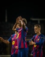 A terceira rodada da Champions League começou nesta terça-feira (21/10) e trouxe um espetáculo de goleadas que encantou os torcedores. O Barcelona, PSV, PSG, Inter de Milão e Arsenal se destacaram ao vencer seus jogos por quatro gols ou mais de diferença, demonstrando um futebol ofensivo e eficaz. No Estádio Olímpico Lluís Companys, em Barcelona, o time catalão atropelou o Olympiacos com um impressionante 6 a 1, com Fermín López marcando três gols, enquanto Marcus Rashford e Lamine Yamal, de pênalti, também contribuíram para a vitória.Esses resultados não apenas garantiram a liderança dos clubes em seus grupos, mas também mostraram a força das equipes na competição. O Barcelona, que já havia se destacado nas edições anteriores, reafirmou sua posição como um dos favoritos ao título. A goleada sobre o Olympiacos foi um reflexo do domínio do time, que se mostrou superior em todos os aspectos do jogo. A vitória foi ainda mais significativa, pois o Barcelona conseguiu manter a posse de bola e criar diversas oportunidades de gol, evidenciando a qualidade de seu elenco.Resultados impactantes na champions leagueAlém do Barcelona, o PSG também teve uma noite memorável ao vencer o Bayer Leverkusen por 7 a 2 na Alemanha. O time francês, conhecido por seu ataque poderoso, demonstrou uma eficiência impressionante, convertendo apenas sete finalizações em sete gols. Essa vitória não apenas consolidou a liderança do PSG em seu grupo, mas também destacou a capacidade do time de se impor fora de casa, um fator crucial em competições de alto nível como a Champions League.O Arsenal, por sua vez, também brilhou ao derrotar o Atlético de Madrid por 4 a 0 em Londres. Os brasileiros Gabriel Martinelli e Gabriel Magalhães abriram o placar, seguidos por dois gols de Viktor Gyökeres, que selaram a vitória dos Gunners. Essa performance reafirma a força do Arsenal na competição e a importância de seus jogadores brasileiros, que têm se mostrado decisivos em momentos cruciais.Inter de milão e psv também se destacamA Inter de Milão não ficou atrás e venceu o Union Saint-Gilloise por 4 a 0, mantendo 100% de aproveitamento na competição. A equipe italiana tem se mostrado sólida defensivamente e eficiente no ataque, características que a colocam como uma das favoritas para avançar às fases finais da Champions League. A vitória sobre o time belga foi um reflexo do bom trabalho do técnico e da qualidade do elenco, que tem se destacado em competições nacionais e internacionais.O PSV, por sua vez, conseguiu sua primeira vitória na atual edição da Champions League ao aplicar uma goleada de 6 a 2 no Napoli. O triunfo no Philips Stadion foi crucial para o time holandês, que busca se recuperar após um início difícil na competição. A vitória não apenas trouxe confiança à equipe, mas também a colocou de volta na disputa por uma vaga na próxima fase.Resultados da terça-feira na champions leagueOs resultados da rodada foram os seguintes:Barcelona 6 x 1 OlympiacosKairat 0 x 0 PafosNewcastle 3 x 0 BenficaPSV 6 x 2 NapoliBayer Leverkusen 2 x 7 PSGUnion Saint-Gilloise 0 x 4 Inter de MilãoCopenhague 2 x 4 Borussia DortmundVillarreal 0 x 2 Manchester CityArsenal 4 x 0 Atlético de MadridEsses resultados não apenas impactam a tabela de classificação, mas também trazem um novo ânimo para as equipes que buscam a glória na Champions League. Com performances tão contundentes, os torcedores podem esperar mais emoção nas próximas rodadas, à medida que as equipes se preparam para os desafios que estão por vir.ConclusãoAs goleadas desta terça-feira na Champions League demonstraram a força e a qualidade das equipes que buscam o título. Com atuações destacadas de jogadores-chave e um futebol ofensivo, Barcelona, PSG, Arsenal, Inter de Milão e PSV mostraram que estão prontos para brigar pelo troféu mais cobiçado da Europa. A competição promete ser emocionante, e os torcedores certamente estarão ansiosos pelas próximas partidas.Fontes:Metrópoles