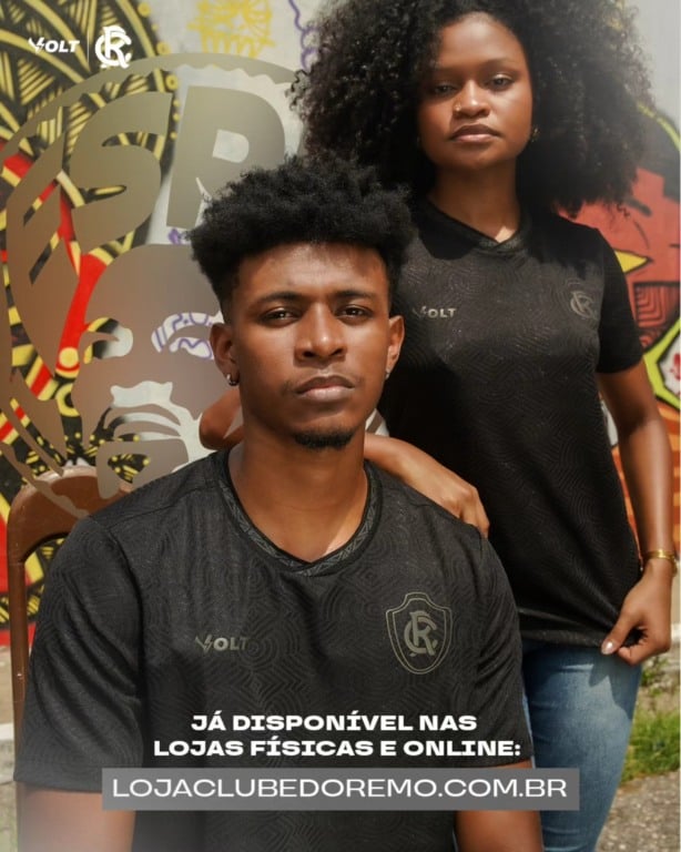 Camisa preta com detalhes inspirados na cultura africana, incluindo grafismos sutis e gola personalizada