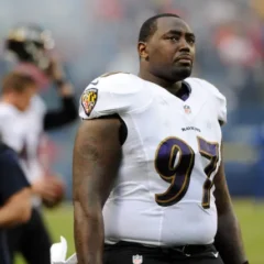Arthur Jones, ex-defensive end do Baltimore Ravens campeão do Super Bowl de 2012 e irmão do ex- campeão do UFC, Jon Jones, faleceu nesta sexta-feira (3)