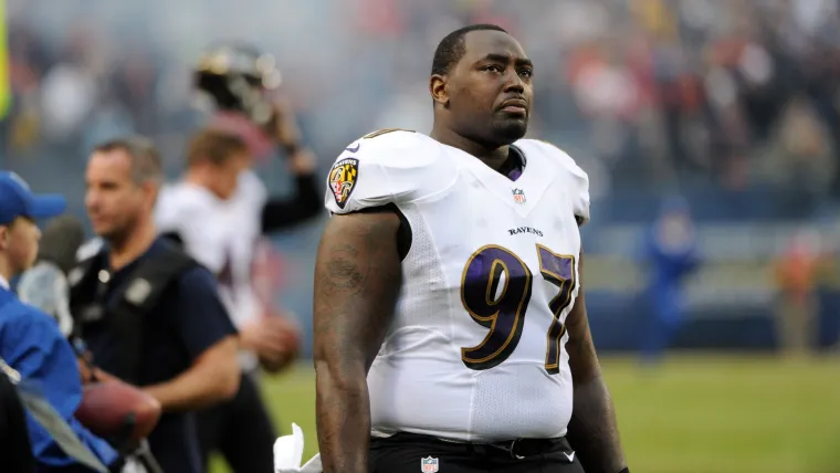 Arthur Jones, ex-defensive end do Baltimore Ravens campeão do Super Bowl de 2012 e irmão do ex- campeão do UFC, Jon Jones, faleceu nesta sexta-feira (3)