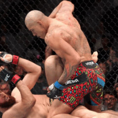 Alex "Poatan" Pereira nocauteia Magomed Ankalaev e reconquista o cinturão peso meio-pesado na luta principal do UFC 320. (Foto por Sean M. Haffey/Getty Images)