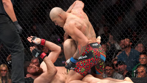 Alex "Poatan" Pereira nocauteia Magomed Ankalaev e reconquista o cinturão peso meio-pesado na luta principal do UFC 320. (Foto por Sean M. Haffey/Getty Images)