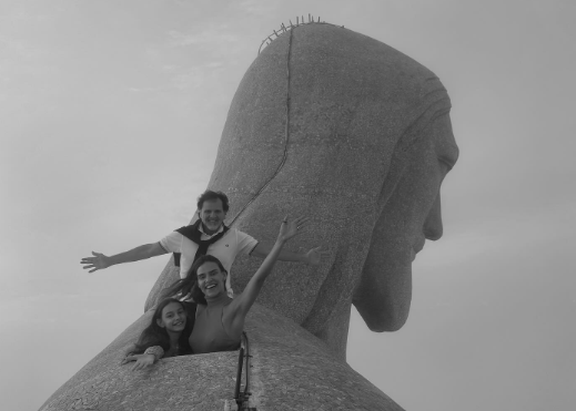 Além da trajetória profissional, Alexandre também era conhecido por sua vida pessoal. Ele era casado com a atriz e poetisa Isabelle Nassar