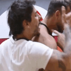 A segunda festa de A Fazenda 17 terminou em uma briga generalizada, obrigando os famosos “ninjas” da produção a intervirem para evitar agressões físicas.
