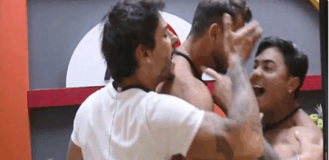 A segunda festa de A Fazenda 17 terminou em uma briga generalizada, obrigando os famosos “ninjas” da produção a intervirem para evitar agressões físicas.