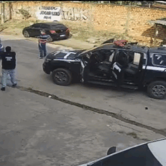 As imagens mostram a viatura da DECRIF abordando o carro em que o Delegado estava, com outros dois homens não identificados.