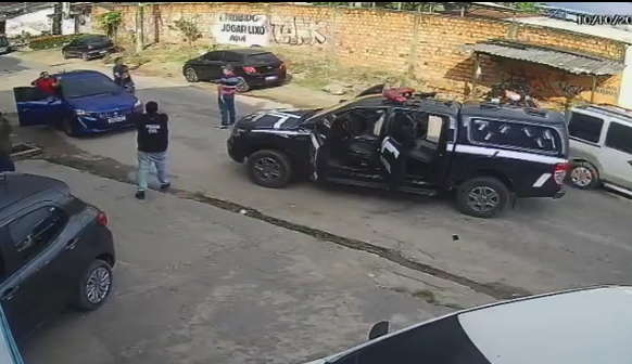 As imagens mostram a viatura da DECRIF abordando o carro em que o Delegado estava, com outros dois homens não identificados.