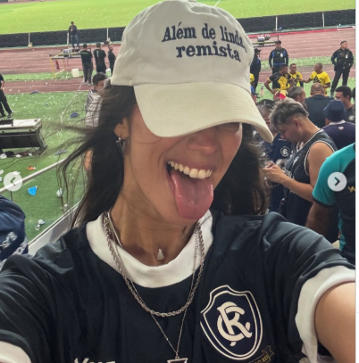 Alane Dias, ex-BBB, mostrou que é pé quente e acompanhou o Remo vencer o Paysandu no clássico desta terça-feira (14), em Belém Alane Dias, ex-BBB, mostrou que é pé quente e acompanhou o Remo vencer o Paysandu no clássico desta terça-feira (14), em Belém