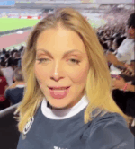 Mangueirão vibra com Sheila Mello, eterna loira do Tchan, pé-quente do clássico