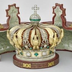 Descubra como ladrões invadiram o Louvre e roubaram joias valiosas em um dos maiores assaltos da história da França.