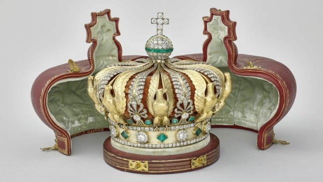 Descubra como ladrões invadiram o Louvre e roubaram joias valiosas em um dos maiores assaltos da história da França.