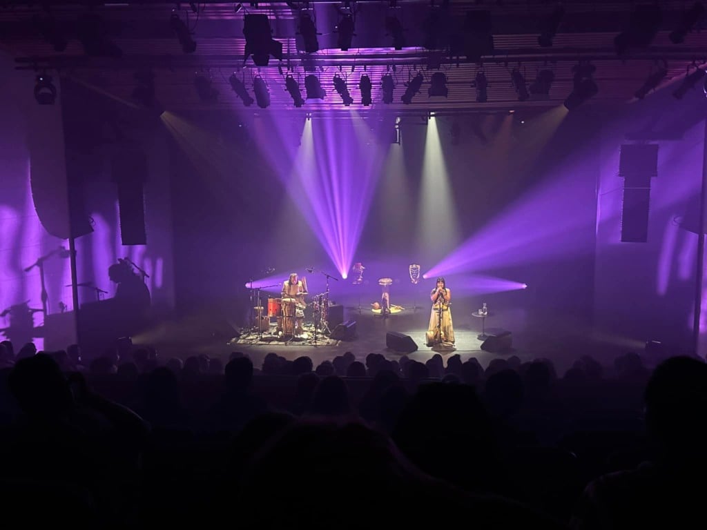 O espetáculo, composto pela Orquestra Sinfônica do Theatro da Paz, conta com as participações de artistas indígenas, como a amazonense Djuena Tikuna, além do paraense Trio Manari.