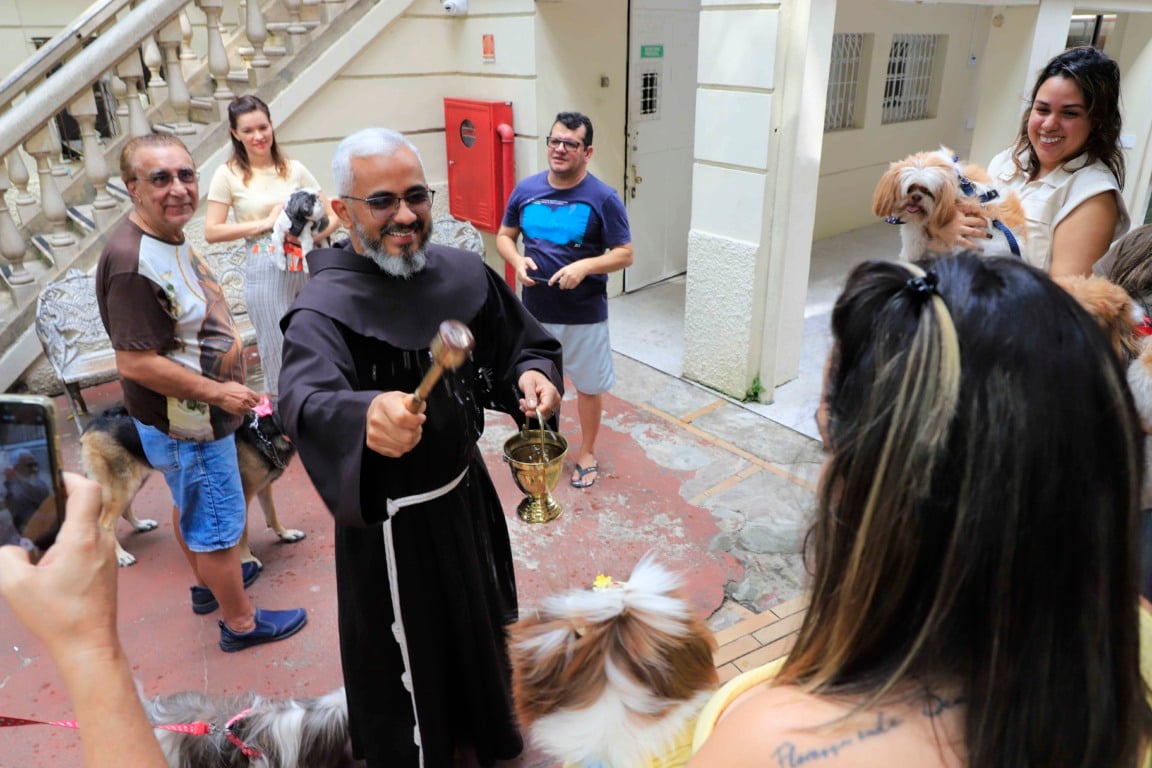Em Belém, a capela de Santo Antônio de Lisboa, sob responsabilidade dos freis capuchinhos, que seguem o carisma franciscano, foi uma das igrejas que concedeu a bênção para cães e gatos na manhã deste sábado (4). Foto: Celso Rodrigues