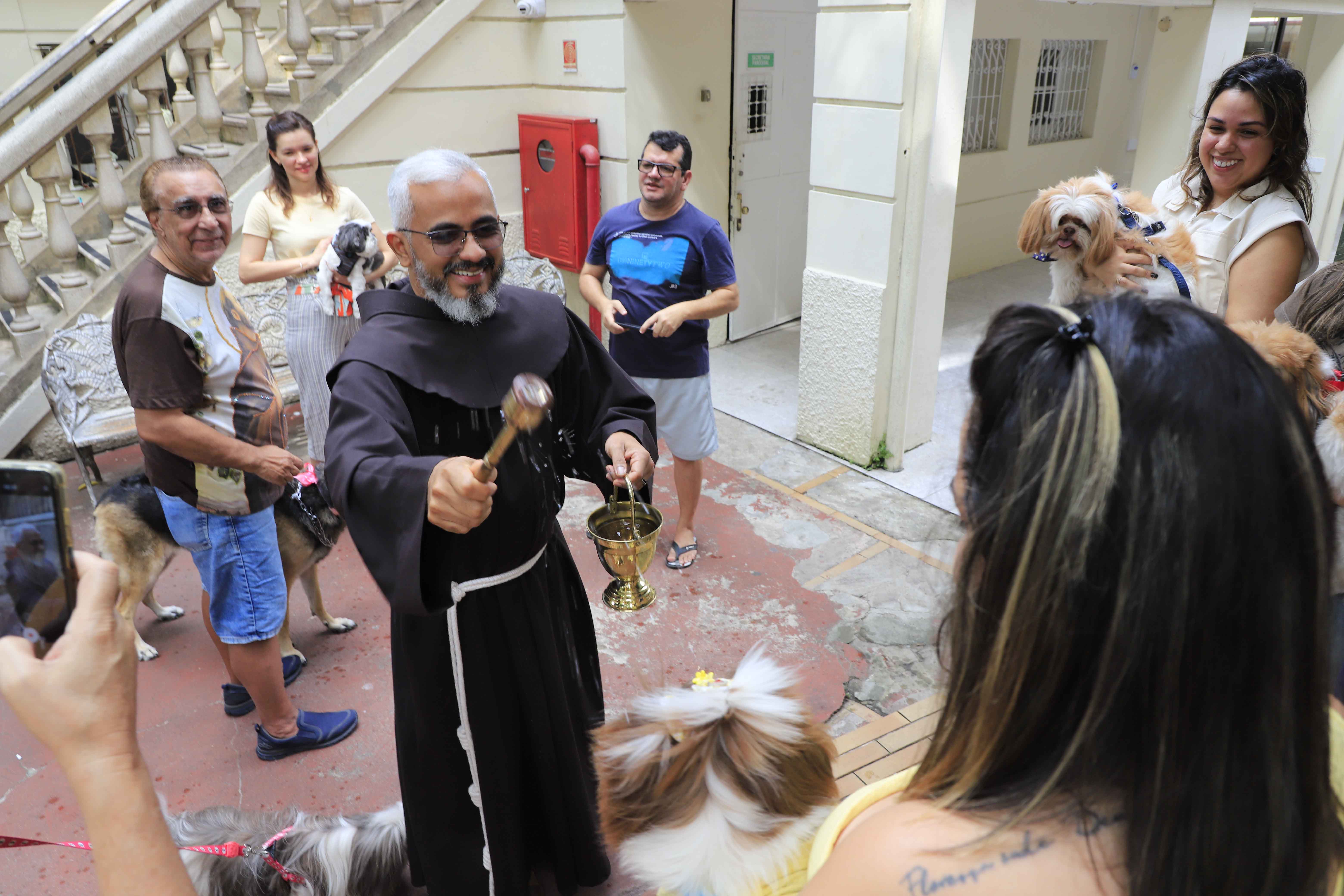Em Belém, a capela de Santo Antônio de Lisboa, sob responsabilidade dos freis capuchinhos, que seguem o carisma franciscano, foi uma das igrejas que concedeu a bênção para cães e gatos na manhã deste sábado (4). Foto: Celso Rodrigues