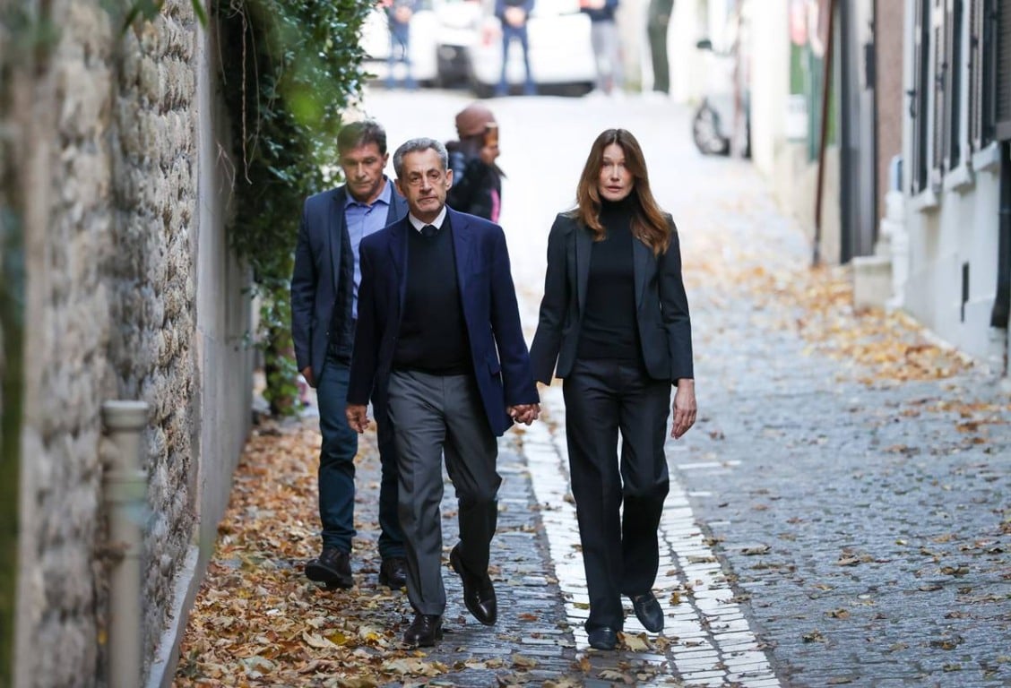 Descubra a trajetória de Carla Bruni, cantora e ex-modelo, casada com Nicolas Sarkozy, e como ela lida com os desafios da vida pública. Descubra a trajetória de Carla Bruni, cantora e ex-modelo, casada com Nicolas Sarkozy, e como ela lida com os desafios da vida pública.