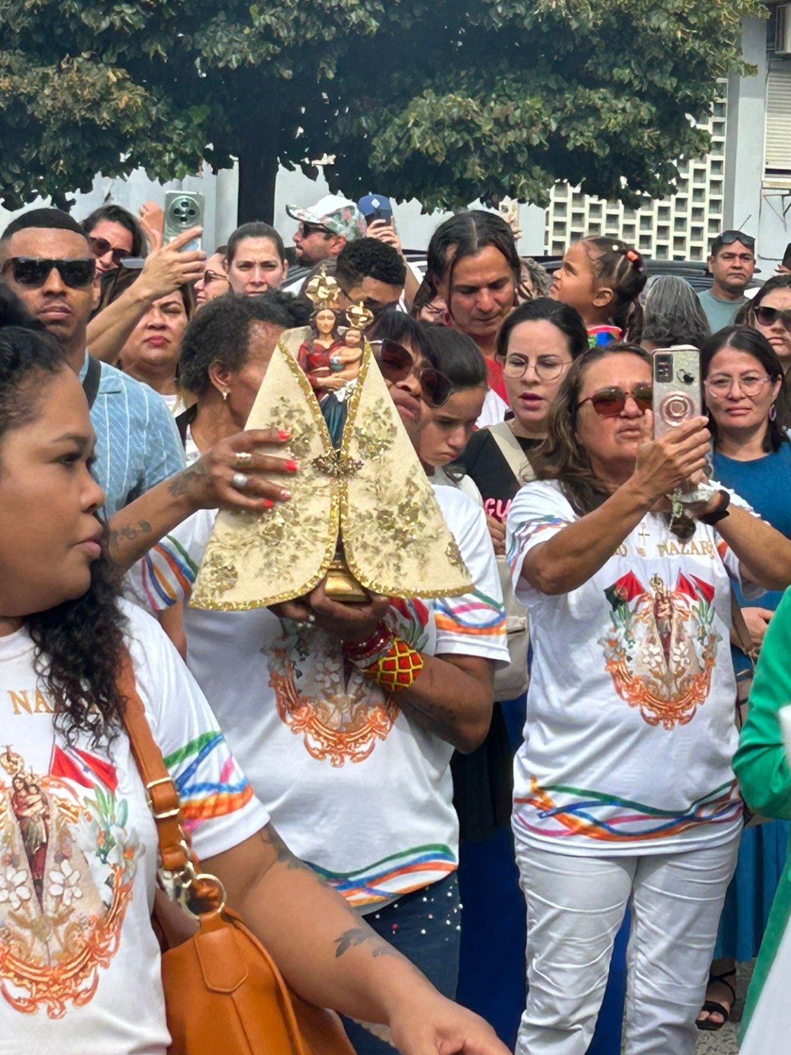 Em Lisboa, cidade distante 6.000 quilômetros de Belém, o amor por Nossa Senhora de Nazaré reacendeu nos corações e fez da capital portuguesa um lar de devoção.

Foto: Tathy Fleury