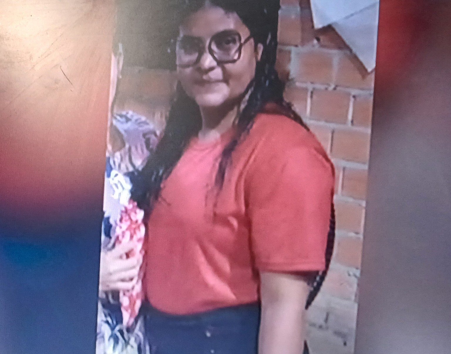 Segundo familiares, Adriana deixava o apartamento para comprar uma bebida para um tio que havia chegado de Portel, quando foi surpreendida pelo agressor.
