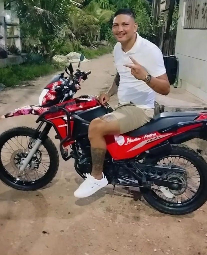 Guilherme Augusto Miranda foi atingido por cinco disparos e morreu no PSM do Guamá; suspeito fugiu sem ser identificado.