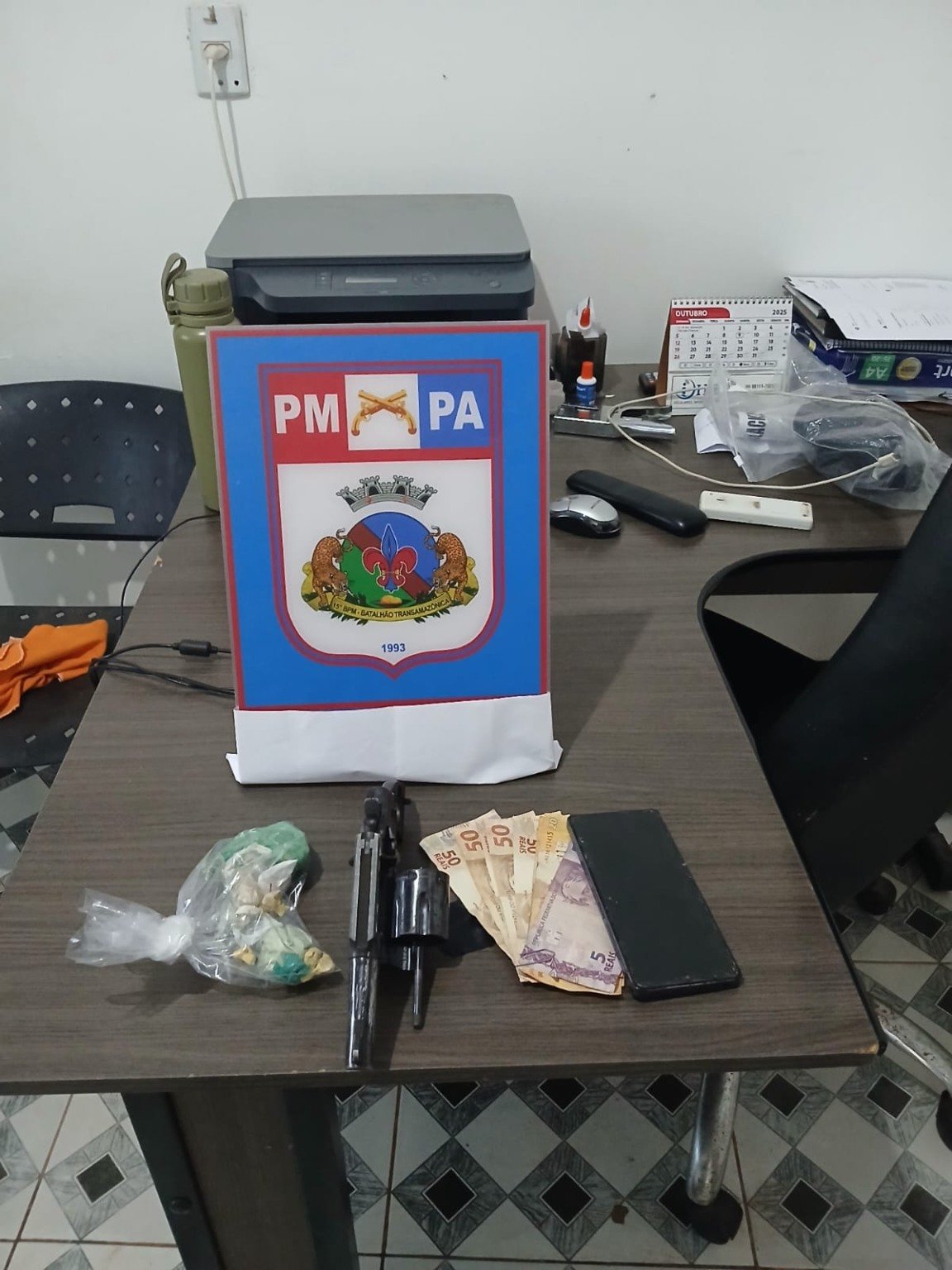 Suspeito de tráfico tentou fugir e atirar contra policiais, mas foi baleado de raspão e capturado com drogas e arma de fogo