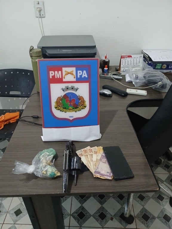 Suspeito de tráfico tentou fugir e atirar contra policiais, mas foi baleado de raspão e capturado com drogas e arma de fogo