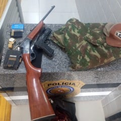 Dupla era suspeita de roubar motocicleta em Sapucaia; armas e veículo foram apreendidos