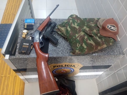 Dupla era suspeita de roubar motocicleta em Sapucaia; armas e veículo foram apreendidos