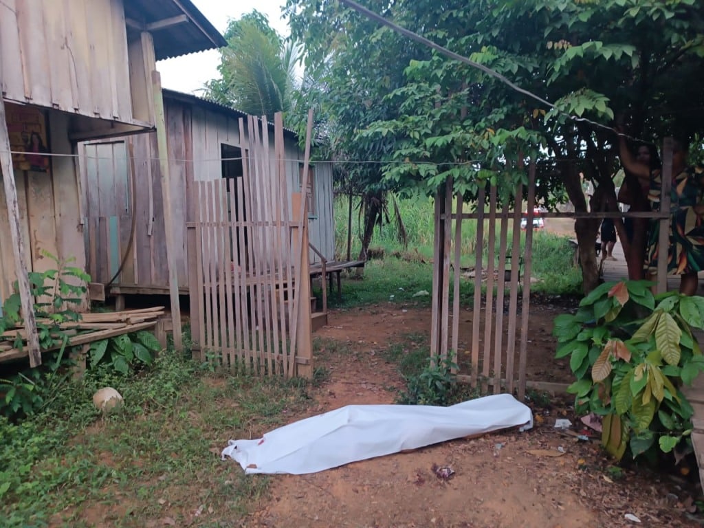 Alice Ramos Barros, de 22 anos, foi encontrada morta na frente da própria residência; polícia segue em busca do suspeito.