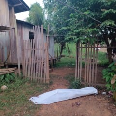 Alice Ramos Barros, de 22 anos, foi encontrada morta na frente da própria residência; polícia segue em busca do suspeito.