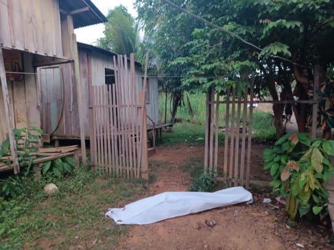 Alice Ramos Barros, de 22 anos, foi encontrada morta na frente da própria residência; polícia segue em busca do suspeito.