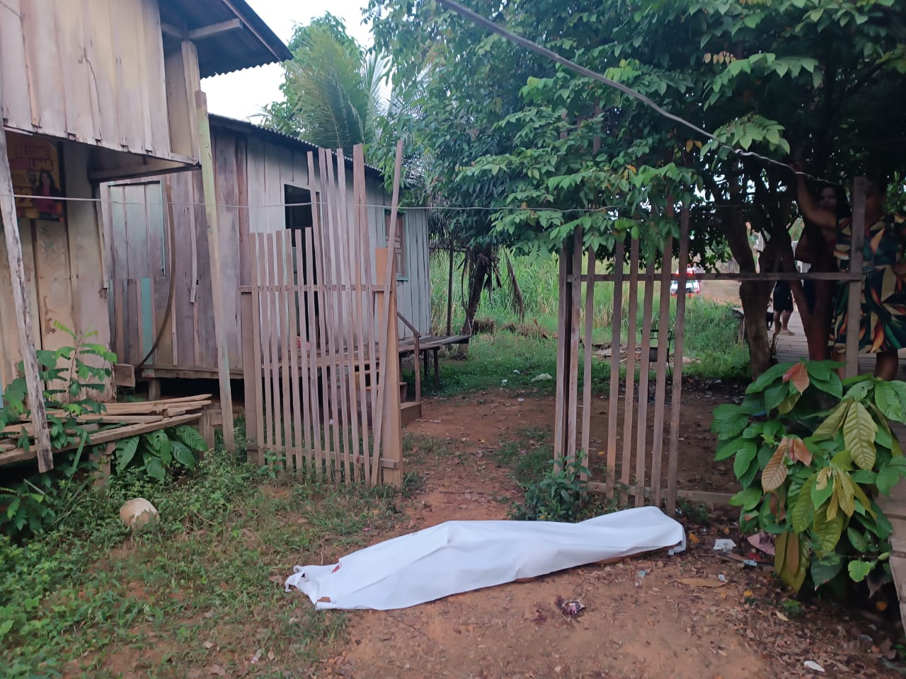 Alice Ramos Barros, de 22 anos, foi encontrada morta na frente da própria residência; polícia segue em busca do suspeito.