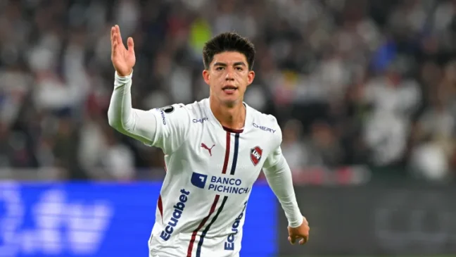 O meia ofensivo Gabriel Villamíl fez o primeiro e o terceiro da LDU em vitória parcial do time equatoriano por 3 a 0 sobre o Palmeiras