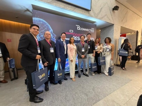 Time do curso de idiomas Aslan participa do BConnected 2025, em São Paulo
