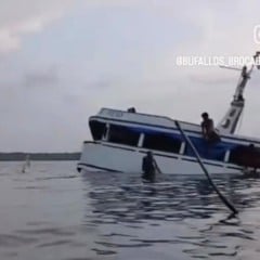 Nos vídeos que circulam nas redes sociais, é possível ver a embarcação afundando e pessoas buscando socorro. Foto: Reprodução
