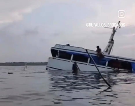 Nos vídeos que circulam nas redes sociais, é possível ver a embarcação afundando e pessoas buscando socorro. Foto: Reprodução