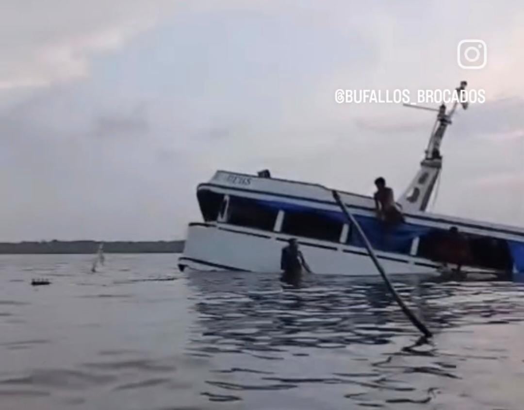 Nos vídeos que circulam nas redes sociais, é possível ver a embarcação afundando e pessoas buscando socorro. Foto: Reprodução