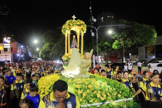 Procissão percorreu as ruas do bairro da Pedreira na noite desta sexta (10), reunindo centenas de devotos em meio ao clima do Círio de Nazaré.