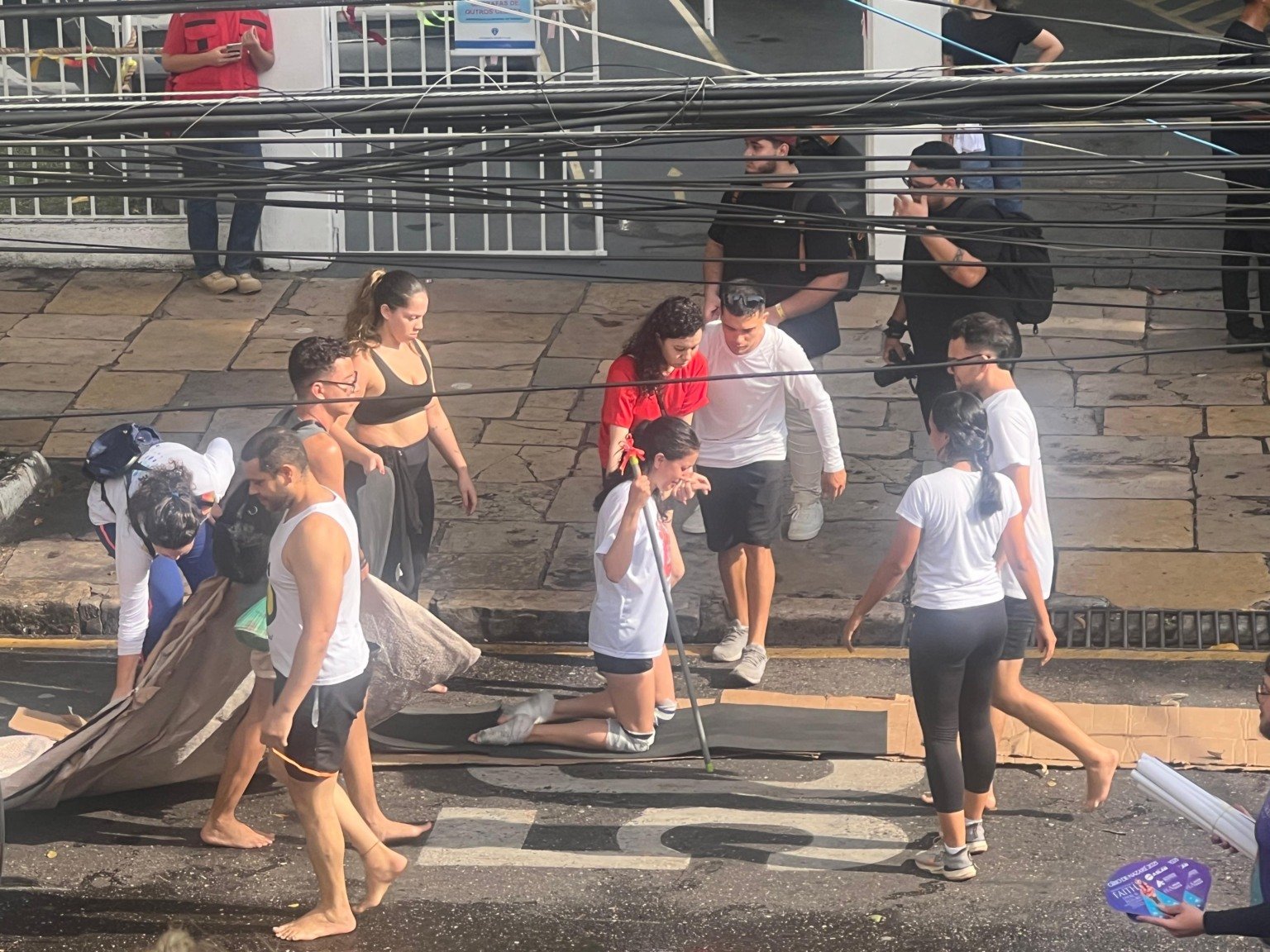 De joelhos e com fé: promesseiros já ocupam a avenida Nazaré para a Trasladação. Fotos: Débora Costa