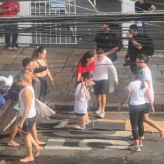 Promesseiros tomam a avenida Nazaré e emocionam Belém na Trasladação do Círio