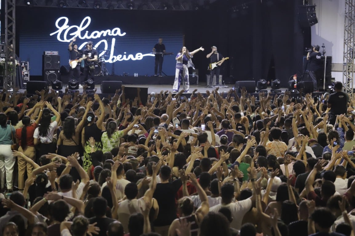 Eliana Ribeiro transforma a Praça Santuário em palco de oração e música