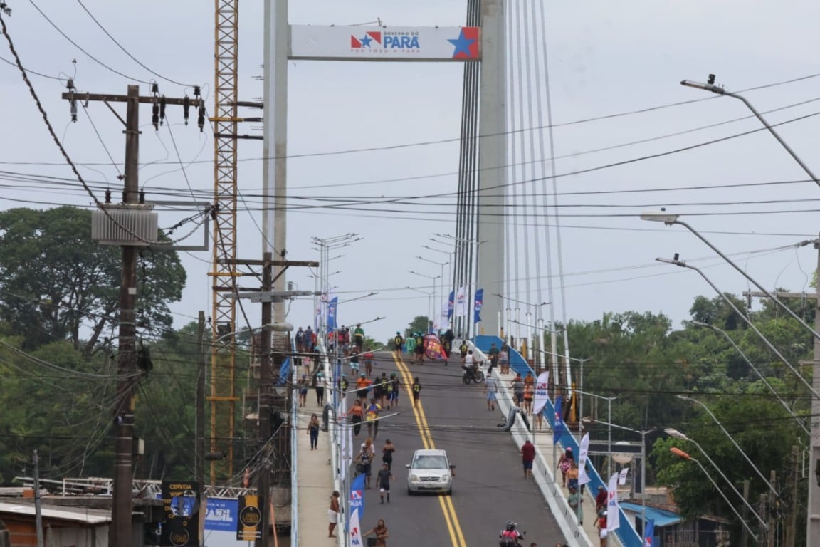 O Governo do Pará entregou neste sábado (18), às 10h, a nova ponte estaiada que liga os distritos de Icoaraci e Outeiro