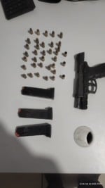 Os militares reagiram também atirando contra o acusado que foi atingido e morreu no hospital após ser socorrido pela equipe policial.