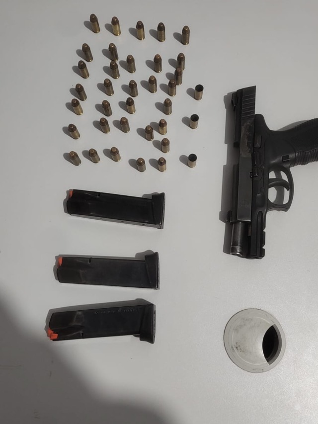 Os militares reagiram também atirando contra o acusado que foi atingido e morreu no hospital após ser socorrido pela equipe policial.