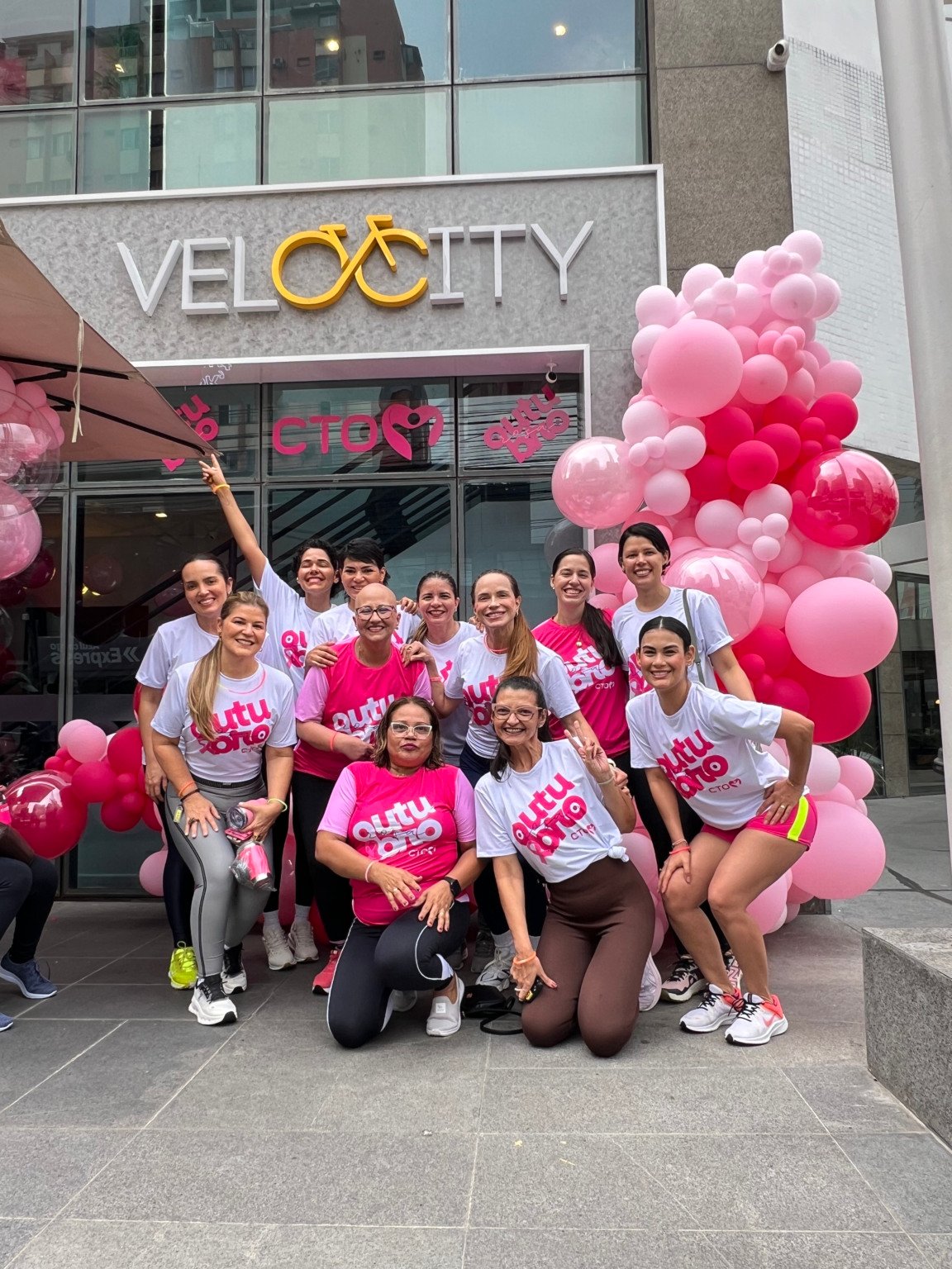 Nesta sexta-feira (17), em alusão ao Outubro Rosa, cerca de 30 pacientes com câncer de mama participam de uma aula de spinning