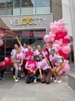 Nesta sexta-feira (17), em alusão ao Outubro Rosa, cerca de 30 pacientes com câncer de mama participam de uma aula de spinning
